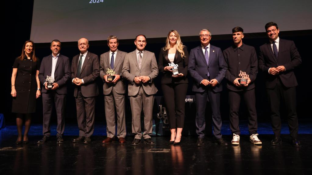 Fotografía de familia de los premiados y representantes institucionales.