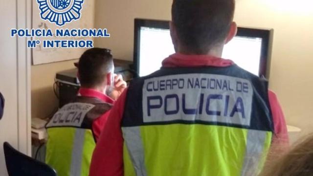 Dos agentes de Policía Nacional en una investigación.