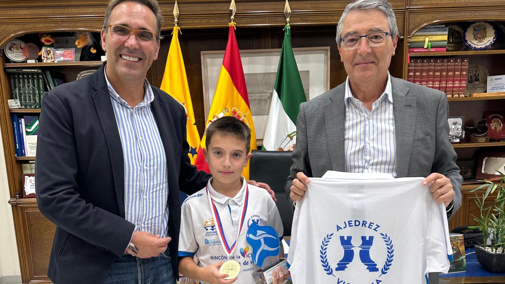 Pablo Guirado junto al concejal de deportes y el alcalde de Rincón de la Victoria.