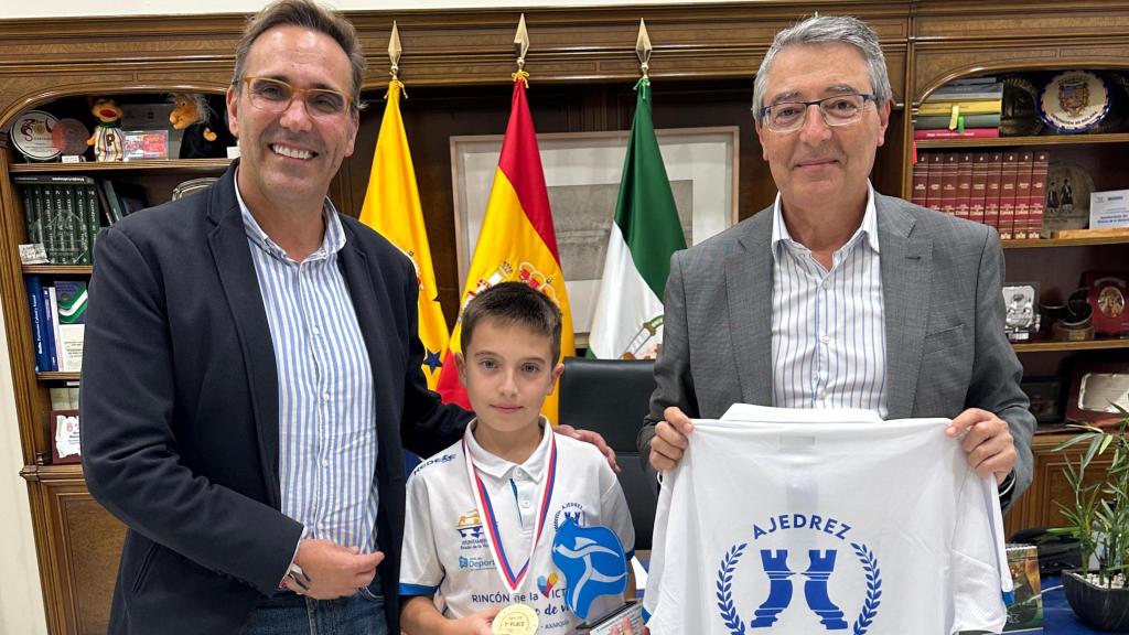 Pablo Guirado junto al concejal de deportes y el alcalde de Rincón de la Victoria.