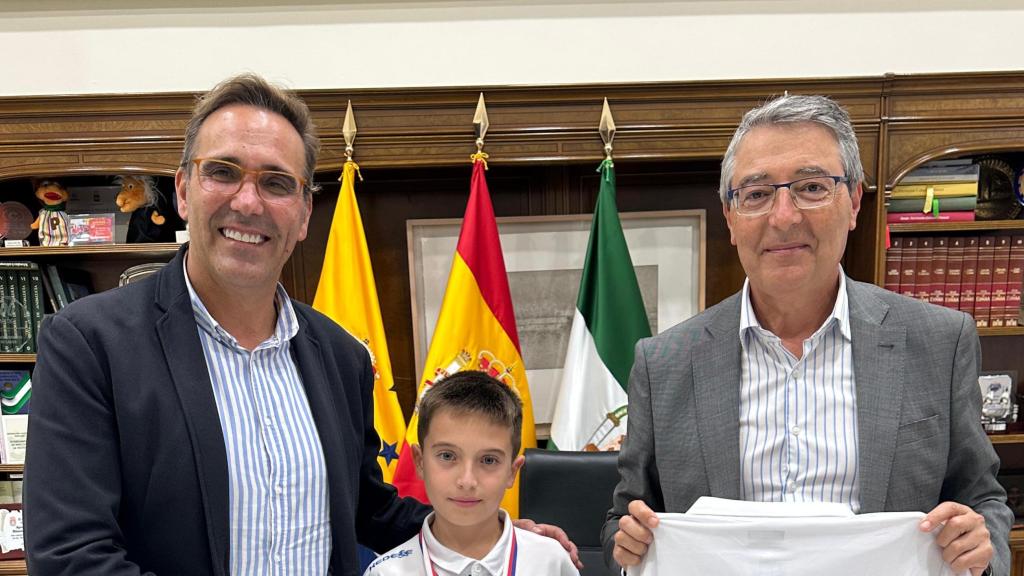 Pablo Guirado junto al concejal de deportes y el alcalde de Rincón de la Victoria.