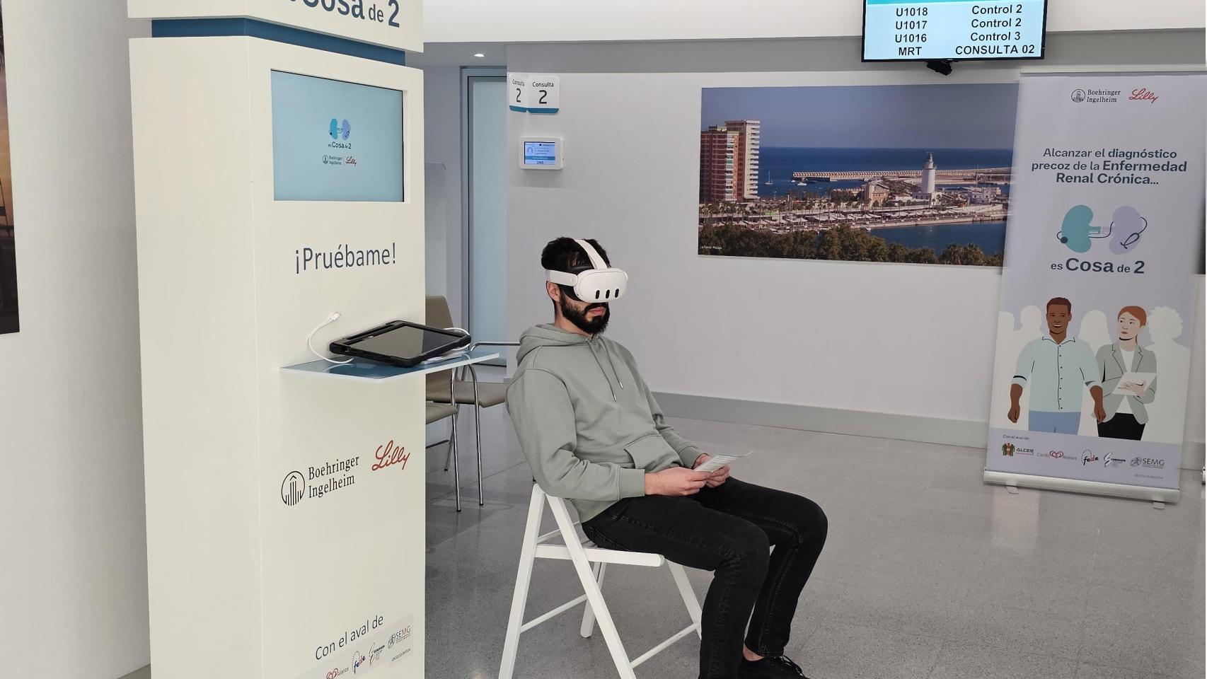 Una persona participa en esta campaña informativa con realidad virtual.