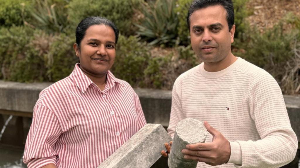 Nayanatara Ruppegoda Gamage (izqda) y Chamila Gunasekara (dcha) con muestras del hormigón.