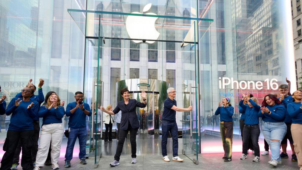 Deirdre O'Brien junto a Tim Cook el día del lanzamiento de los iPhone 16 en Nueva York.