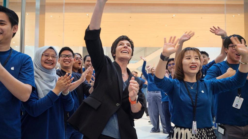 Deirdre O’Brien y el equipo de Apple celebran la apertura de Apple The Exchange TRX