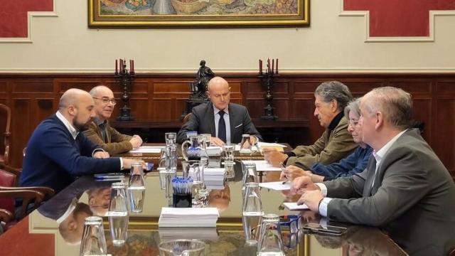 Abelleira, en el centro, en la reunión de hoy de la comisión municipal de la fachada marítima.