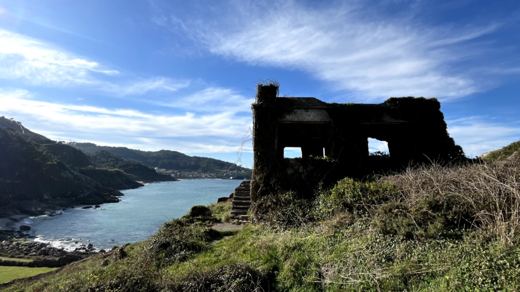 La casa con la playa de Fonforrón a sus pies.