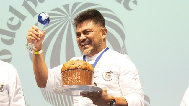 Tonatiuh Cortés con el premio