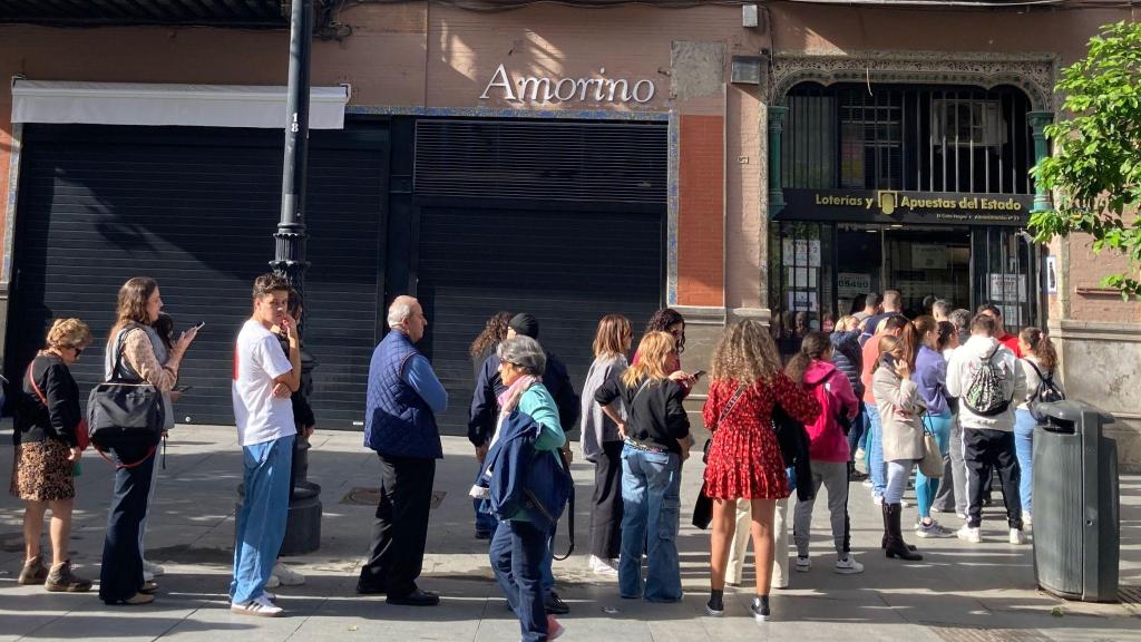 Imagen de la cola de la administración de loterías El Gato Negro