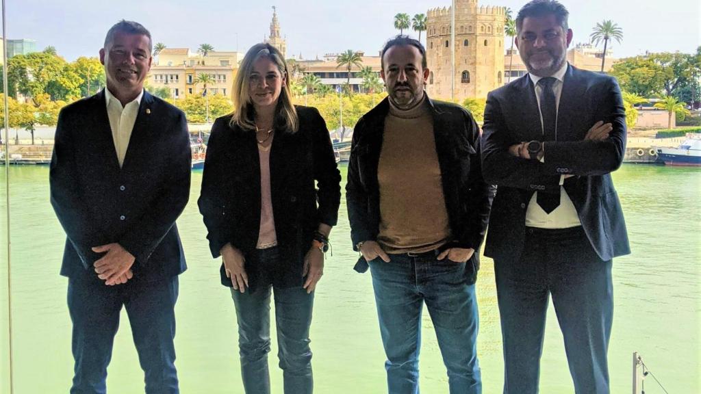 Ana García, junto a empresarios turísticos de Sevilla.