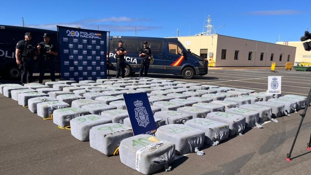 Los 4.500 kilos de cocaína interceptados este viernes a 900 kilómetros de Canarias.