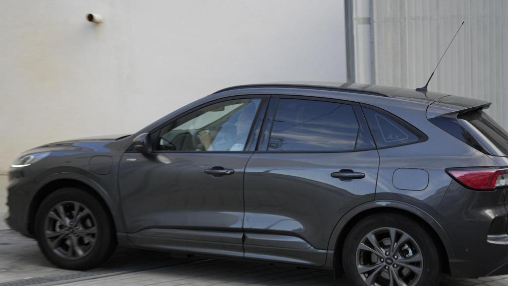 El detenido accede en un coche a la Ciudad de la Justicia de Vigo para comparecer ante el juez, a 15 de noviembre de 2024, en Vigo, Pontevedra, Galicia (España).