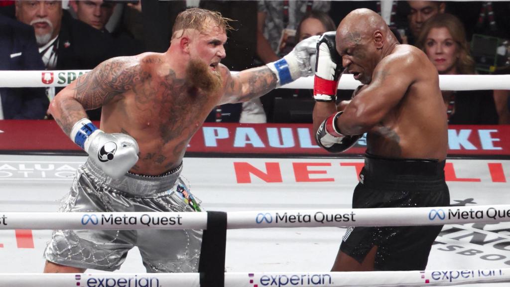 Jake Paul da un golpe de crochet a Mike Tyson en su combate de boxeo