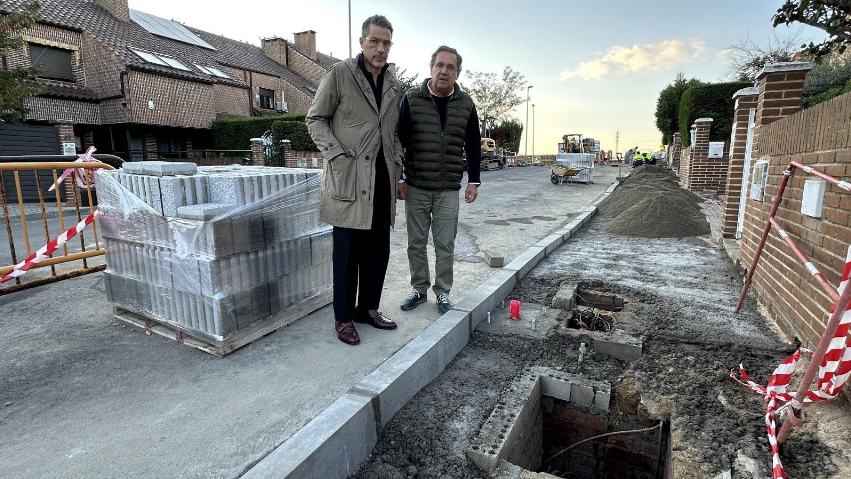 El alcalde de Villamayor, Ángel Luis Peralvo, y el concejal de Obras, Víctor Zato, visitan las obras en las acercas de Las Canteras