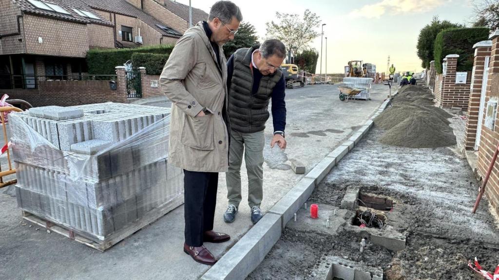 Visita a las obras del alcalde, Ángel Luis Peralvo, y el concejal de Obras, Víctor Zato