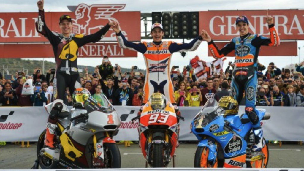 Tito Rabat, Marc Márquez y Álex Márquez celebran en 2014 el último triplete español en el Mundial de motociclismo