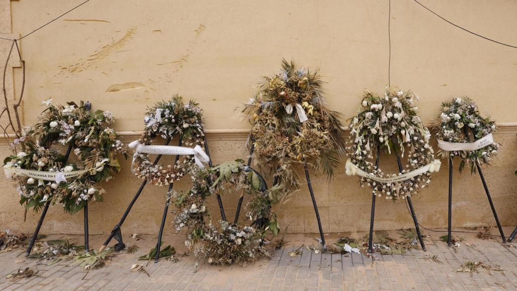 Ofrendas florales junto al Barranco del Poyo, mientras siguen los trabajos de limpieza y desescombro en Picanya.