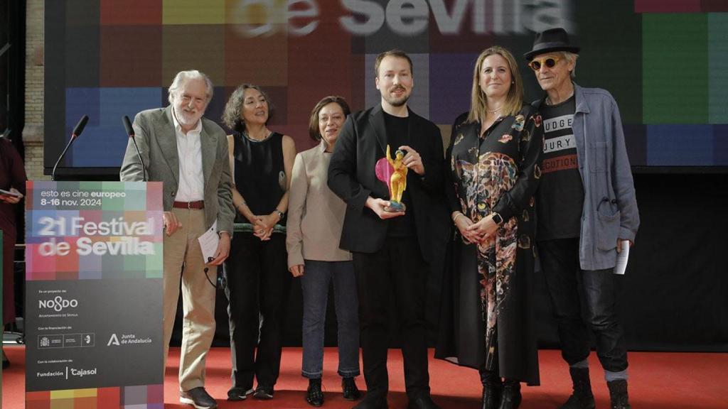 Gints Zilbalodis junto a Angie Moreno (delegada de Turismo y Cultura del Ayuntamiento de Sevilla) y miembros del jurado de la Sección Oficial. Foto: Lolo Vasco