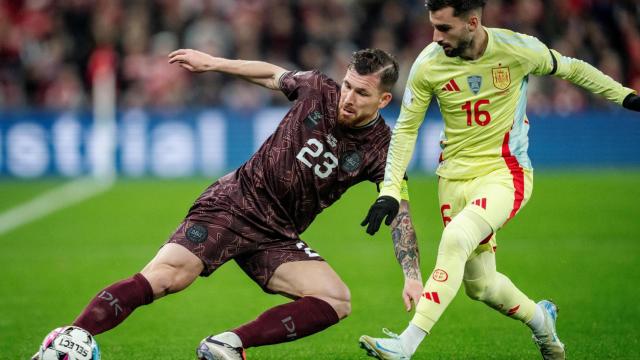 Pierre-Emile Hojbjerg da un pase ante la presión de Álex Baena.