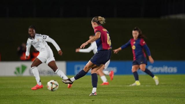 Irene Paredes saca el balón jugado en el Clásico ante el Real Madrid.