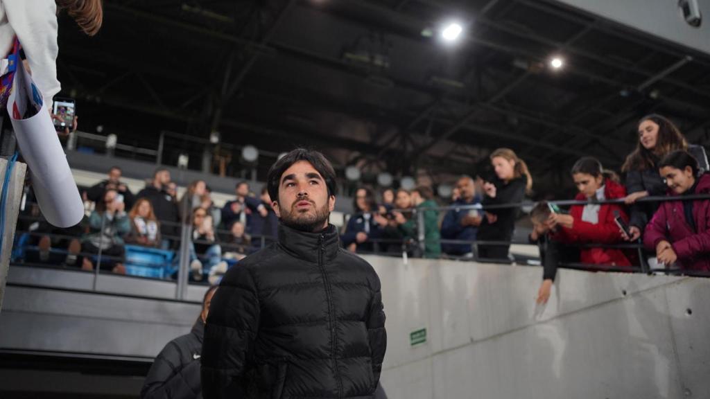 Pere Romeu con semblante tranquilo antes del comienzo del partido.