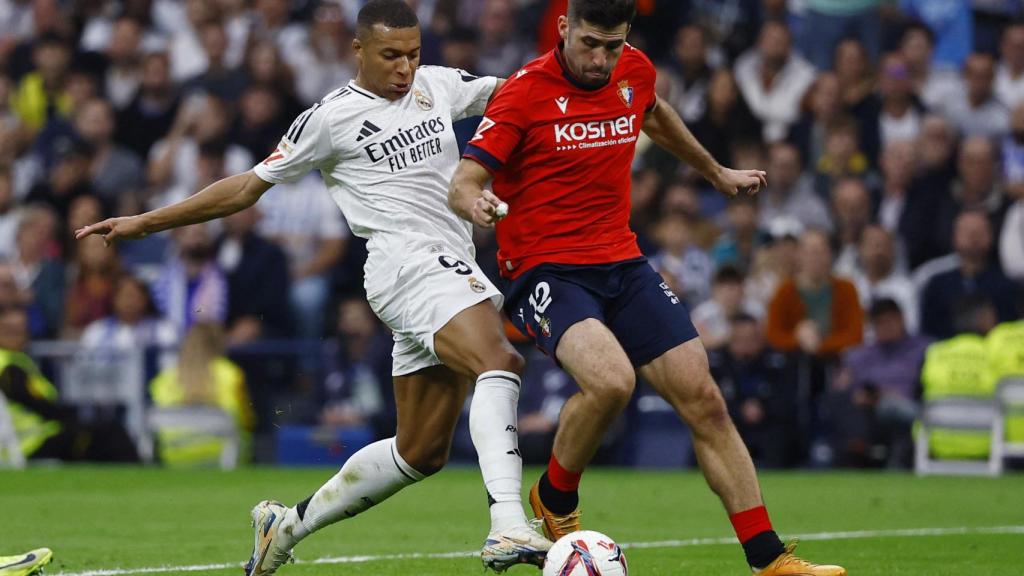 Jesús Areso corta un balón frente a Kylian Mbappé.