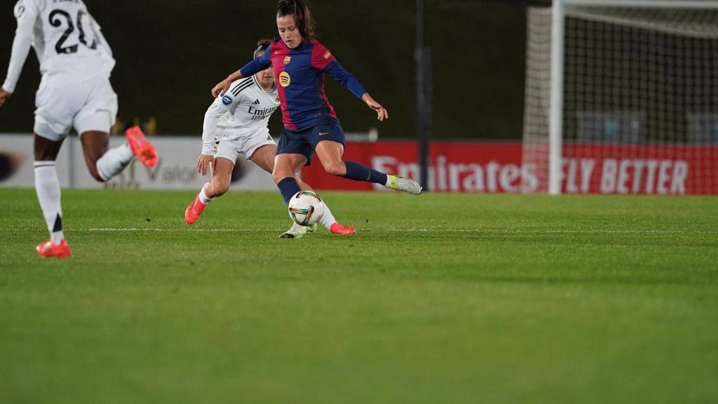 Las jugadoras del Real Madrid tratan de robar el balón al Barça.