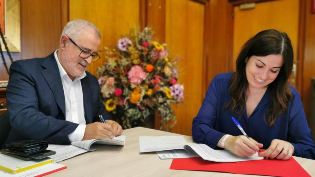 El presidente de la Asociación, Miguel Ángel Perdiguero y la consejera de Medio Ambiente y Movilidad, Tatiana Gaudes, firmando el convenio.