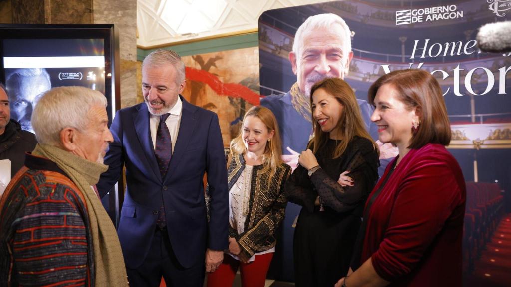 VÍctor Ullate hablando con las autoridades de la comunidad y el ayuntamiento de Zaragoza.