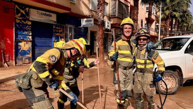 Una cuadrilla del Infoar, satisfecha tras lograr desatascar una alcantarilla en Catarroja (Valencia)