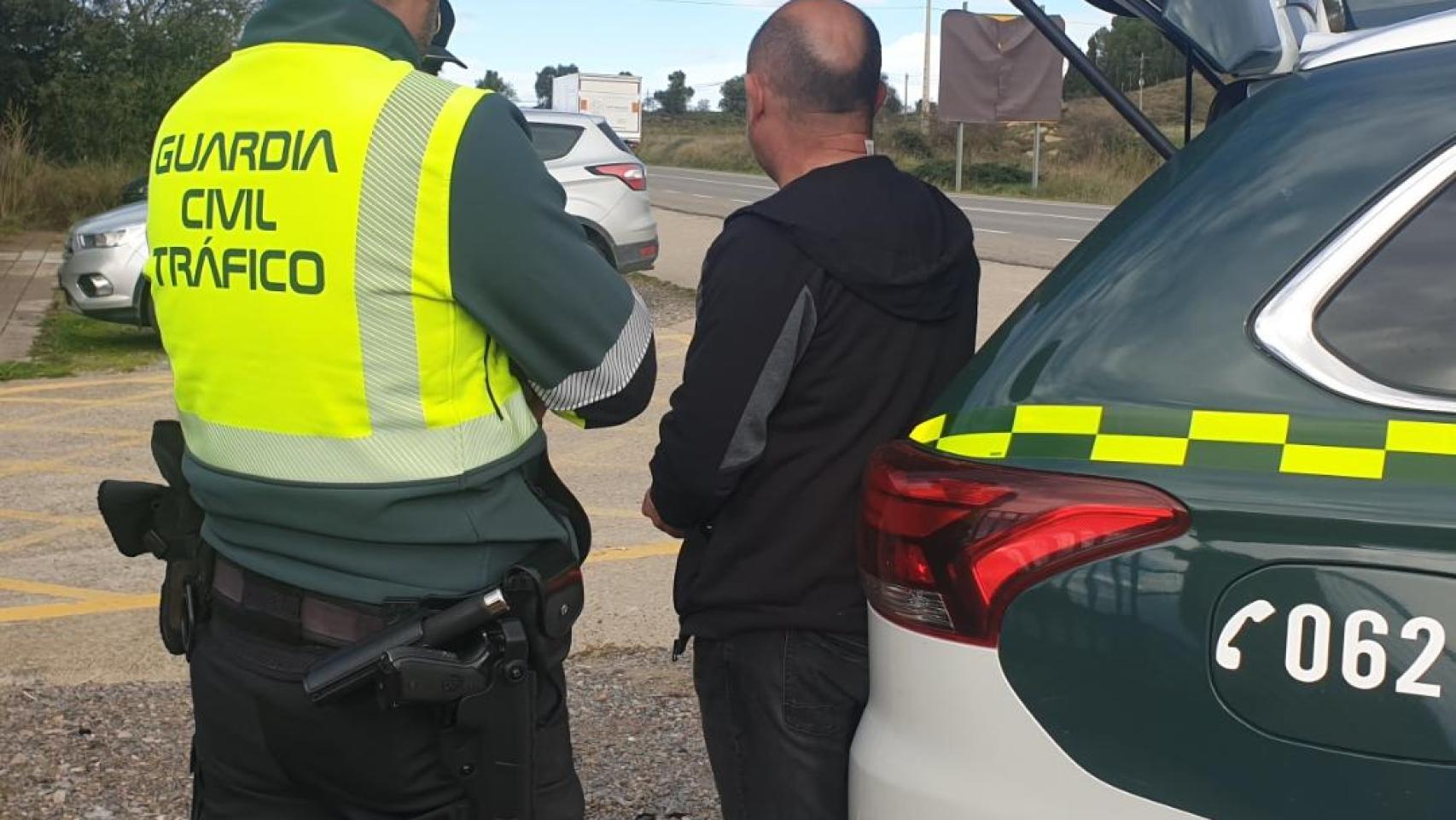 Va renovarse el carné de conducir profesional, y la Guardia Civil le pilla superando la tasa de alcohol