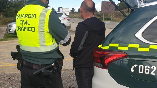 Va renovarse el carné de conducir profesional, y la Guardia Civil le pilla superando la tasa de alcohol