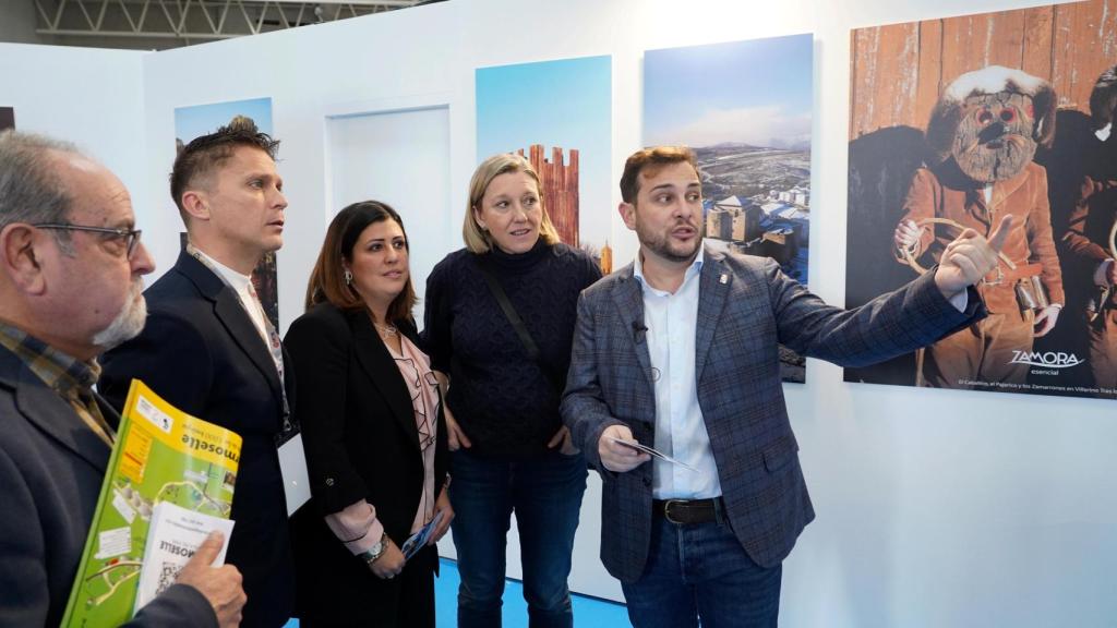 La vicepresidenta de la Junta de Castilla y León y consejera de Familia e Igualdad de Oportunidades, Isabel Blanco, visita el expositor de Zamora en la feria AR-PA.