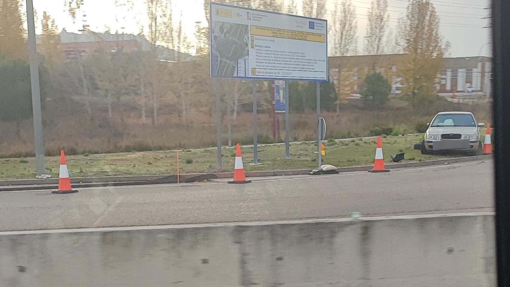 Imagen del vehículo tras el accidente en la VA-20 en Valladolid