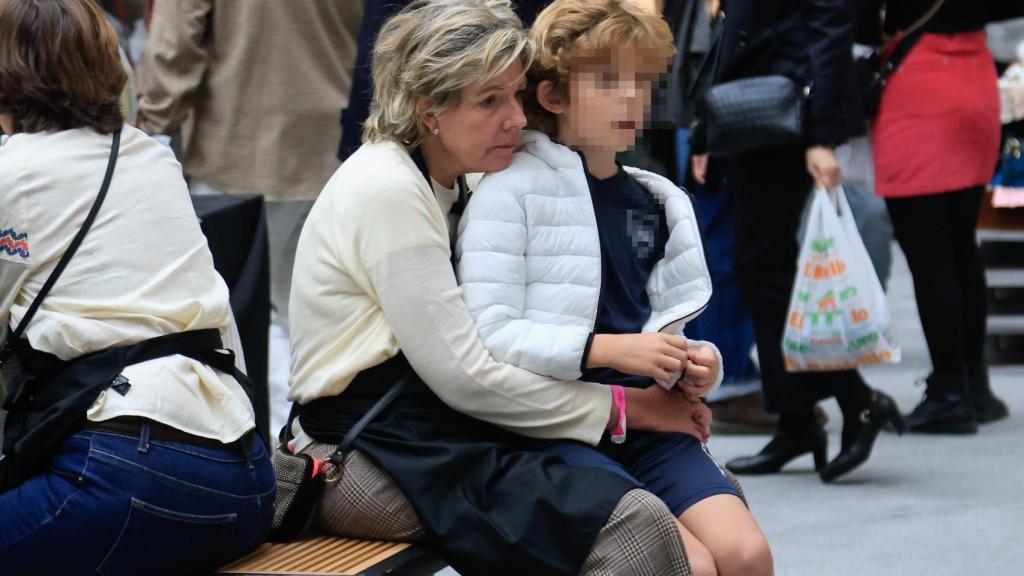 Simoneta Gómez-Acebo con su sobrino Nicolás en el Rastrillo de Nuevo Futuro.