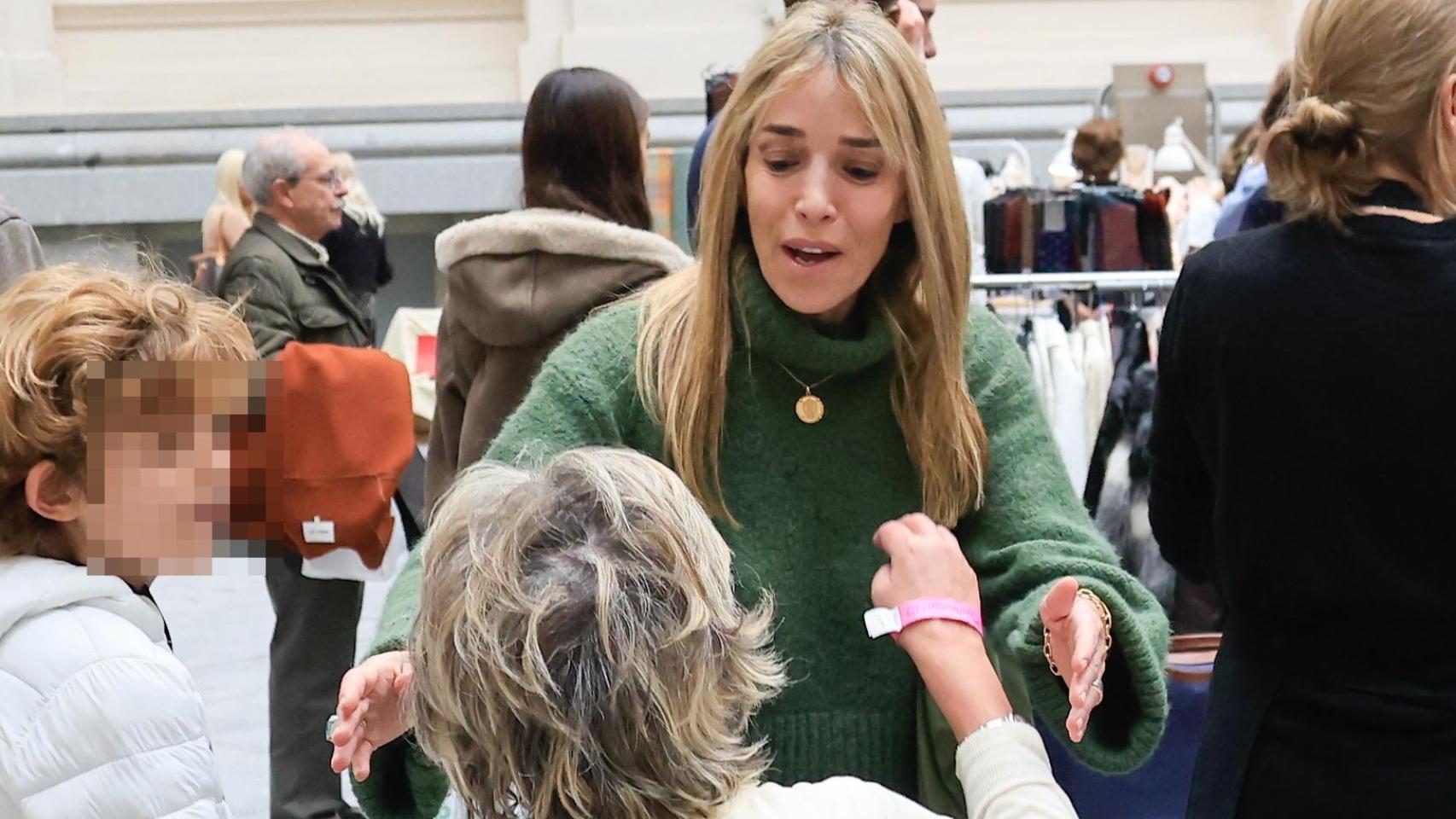 Simoneta Gómez-Acebo recibiendo en el Rastrillo de Nuevo Futuro la visita de Nadia Halamandari y su sobrino Nicolás.