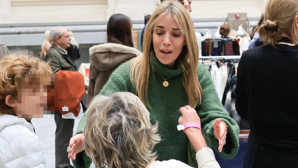 Simoneta Gómez-Acebo recibiendo en el Rastrillo de Nuevo Futuro la visita de Nadia Halamandari y su sobrino Nicolás.