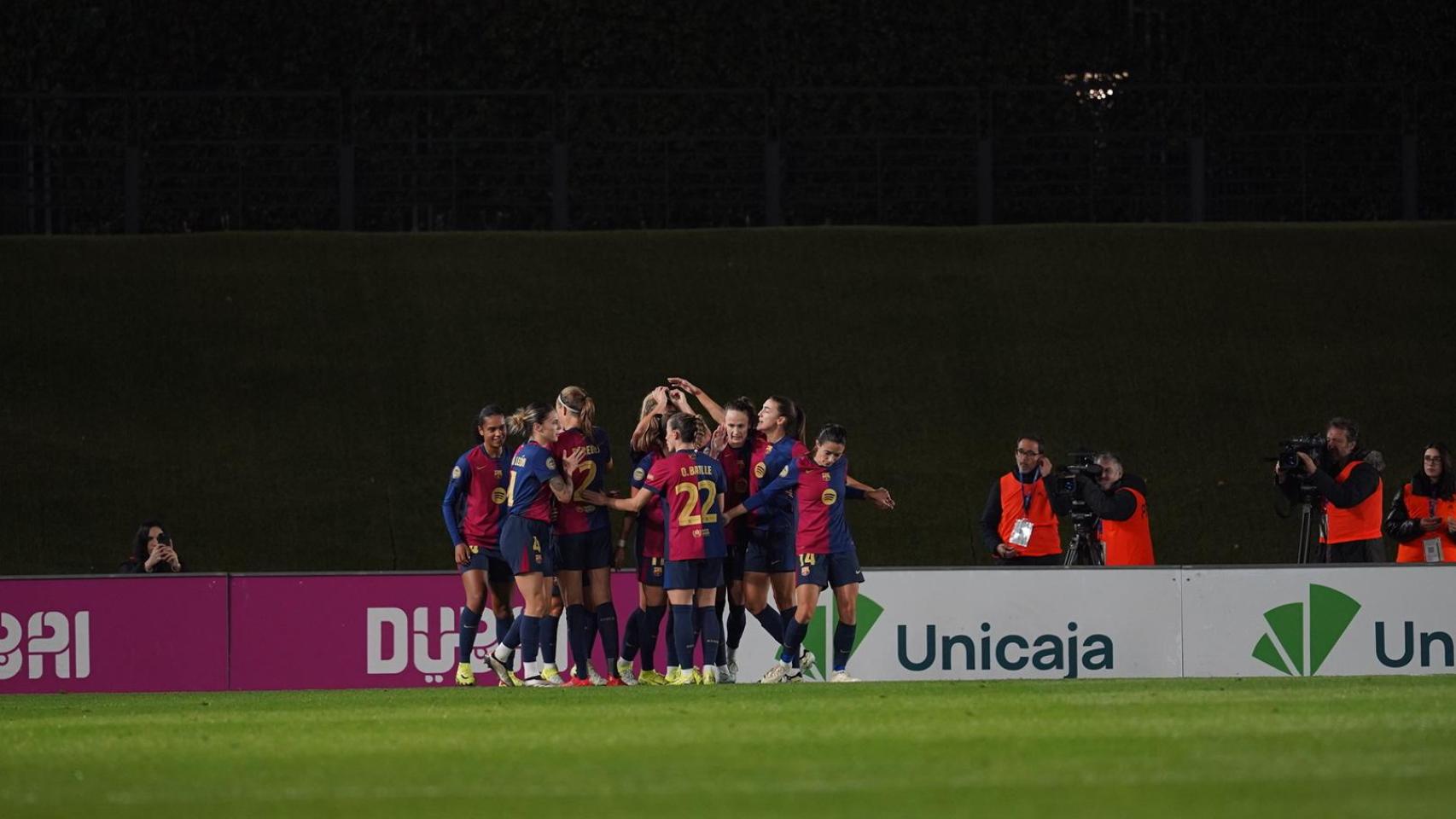 Las jugadoras del Barça celebran uno de los goles del partido ante el Real Madrid.