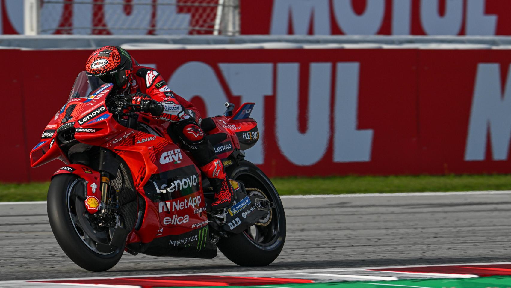 Pecco Bagnaia, en la larga recta del circuito de Barcelona-Cataluña.