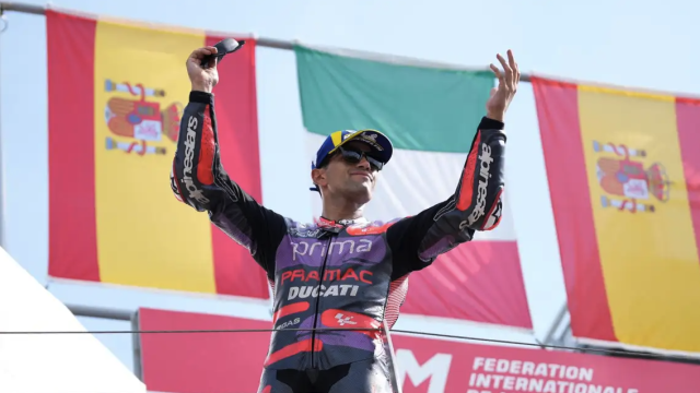 Jorge Martín celebra con la bandera de España de fondo