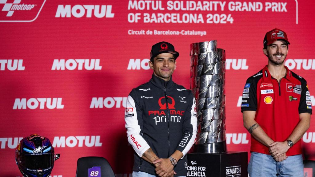 Jorge Martín y Pecco Bagnaia, junto al trofeo de campeón del Mundial de MotoGP