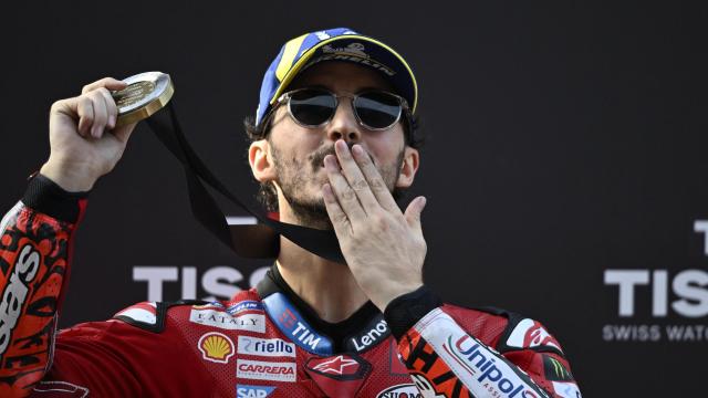 Pecco Bagnaia lanza un beso al aire tras ganar la carrera al sprint, en el circuito de Montmeló.