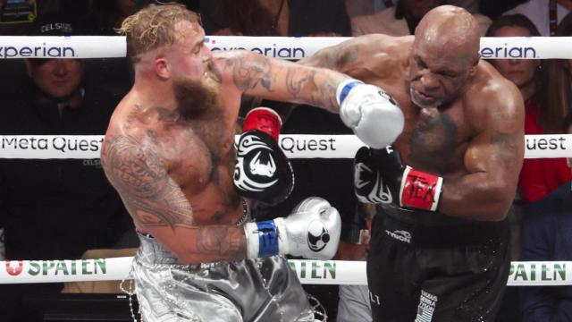 Jake Paul y Mike Tyson durante su combate de boxeo