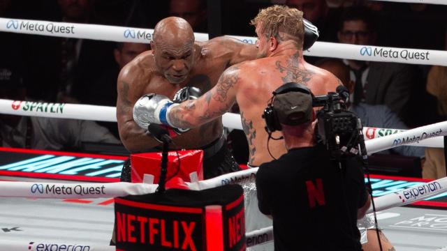 Mike Tyson y Jake Paul durante su combate de boxeo que fue retransmitido en Netflix