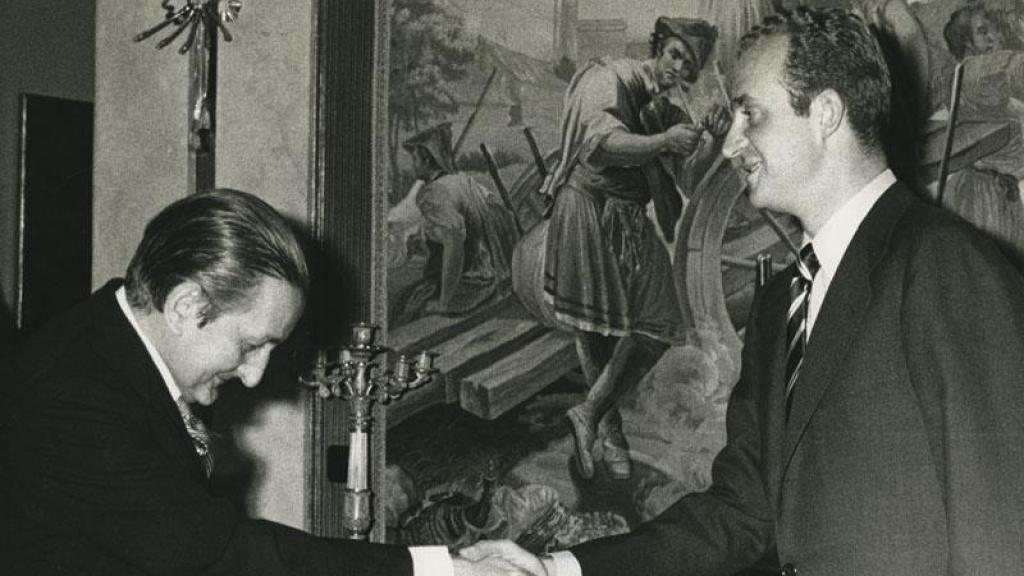 Torcuato Fernández-Miranda con D. Juan Carlos tras la jura de los nuevos ministros del Gobierno (1973). Foto: Casa Real