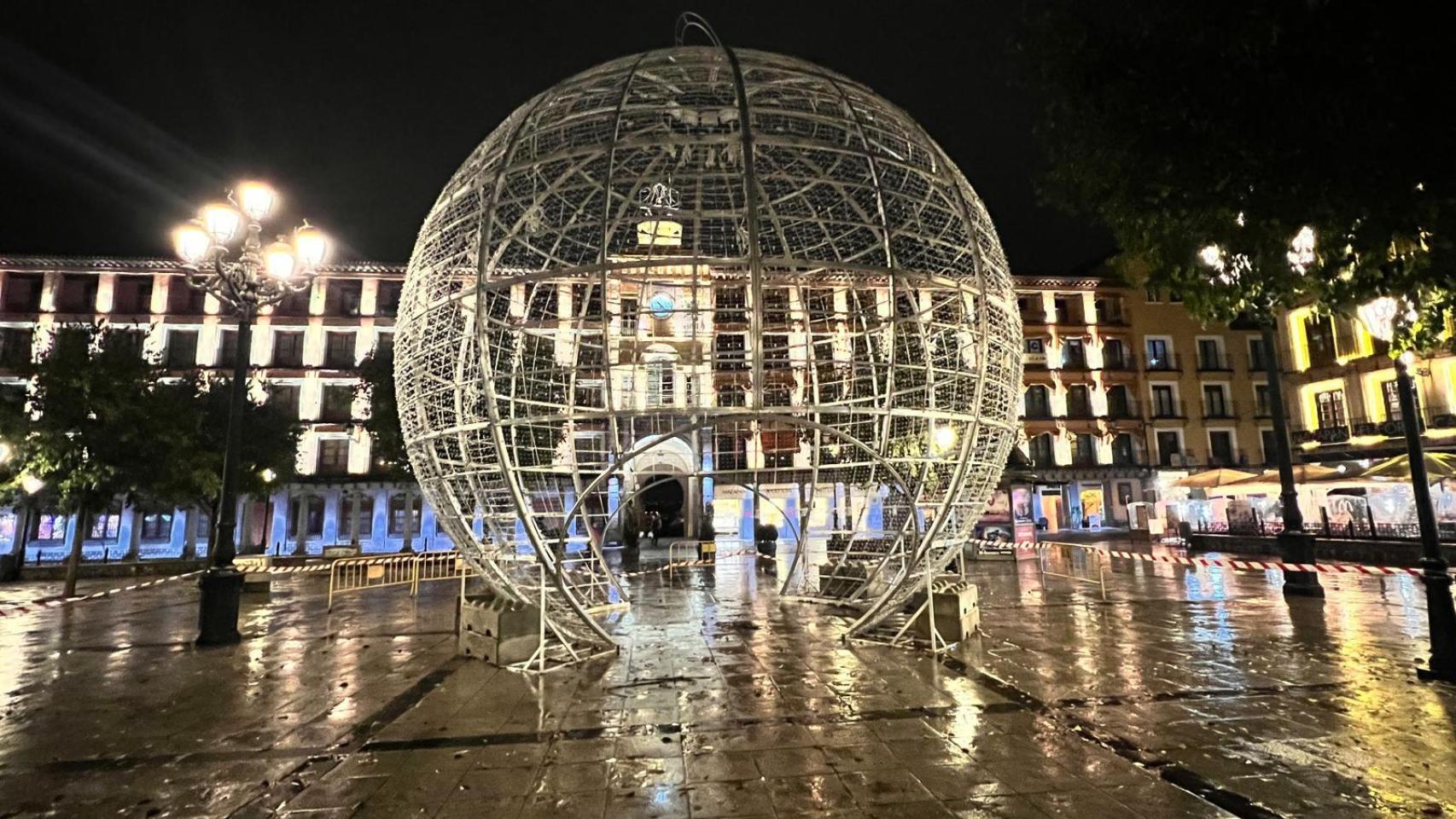 La gran bola de Navidad ya está instalada en la plaza de Zocodover.