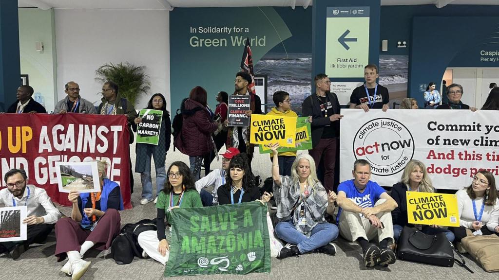 Manifestación silenciosa en la séptima jornada de la COP29.