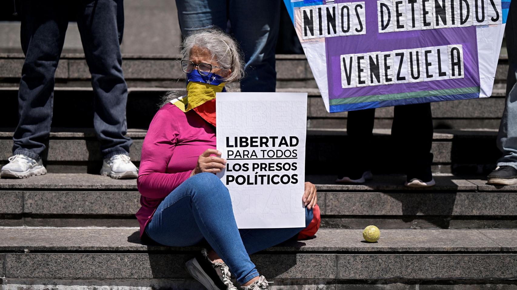 Una mujer sostiene un cartel durante una protesta para exigir libertad para los venezolanos que fueron detenidos, Caracas (Venezuela) el 21 de octubre de 2024.