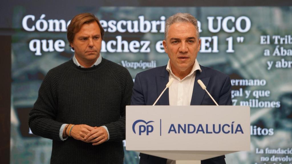 El vicesecretario de Coordinación Autonómica del PP, Elías Bendido, este sábado en Sevilla junto al secretario general del PP de Andalucía, Antonio Repullo.