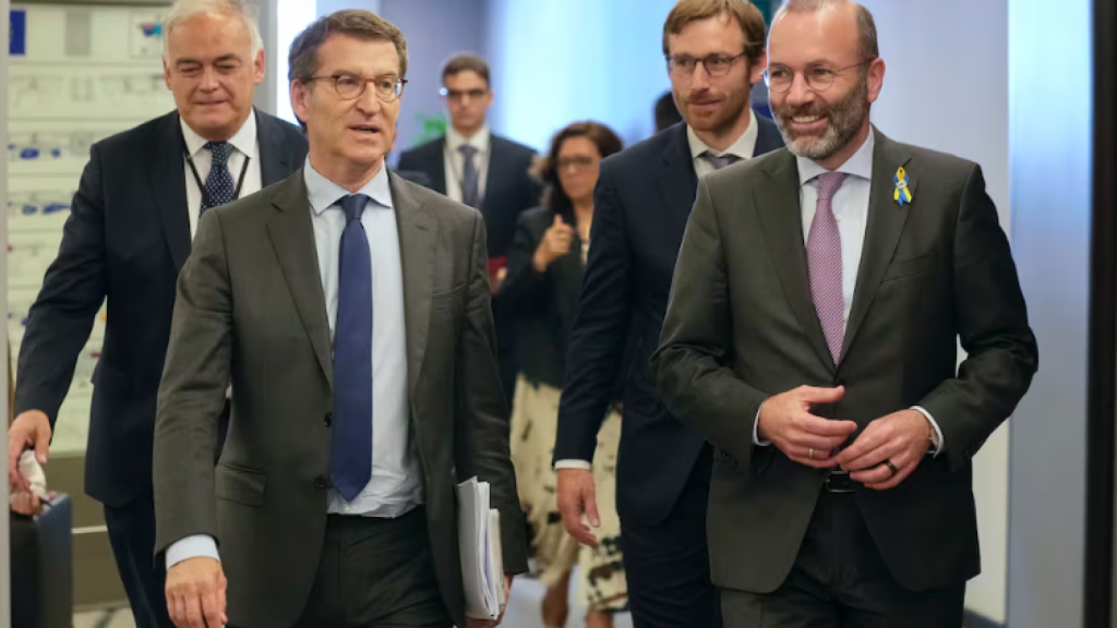 Esteban González Pons y Alberto Núñez Feijóo junto al presidente del PPE, Manfred Weber, en junio de 2022 en el Parlamento Europeo.